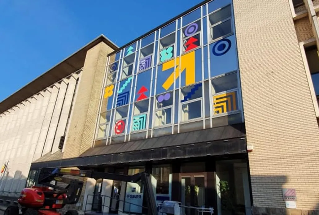 La façade vitrée de l'IFOSUP à Wavre, ornée des pictogrammes de ses valeurs